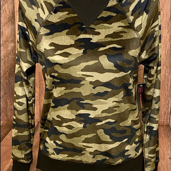 No Boundaries Women’s Camouflaged Sweatshirt Size Small - Picture 2 of 6